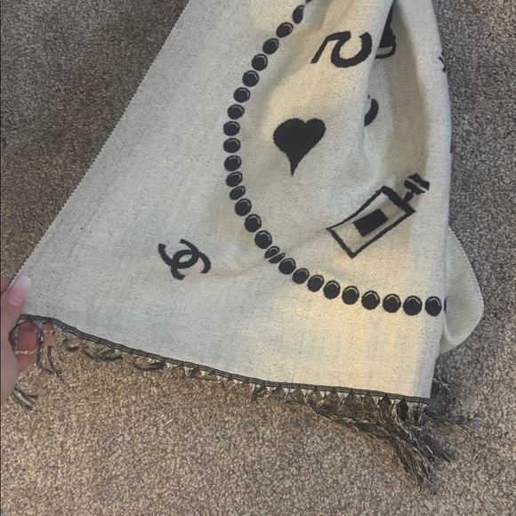 CHANEL SCARF 🧣 - Picture 2 of 8